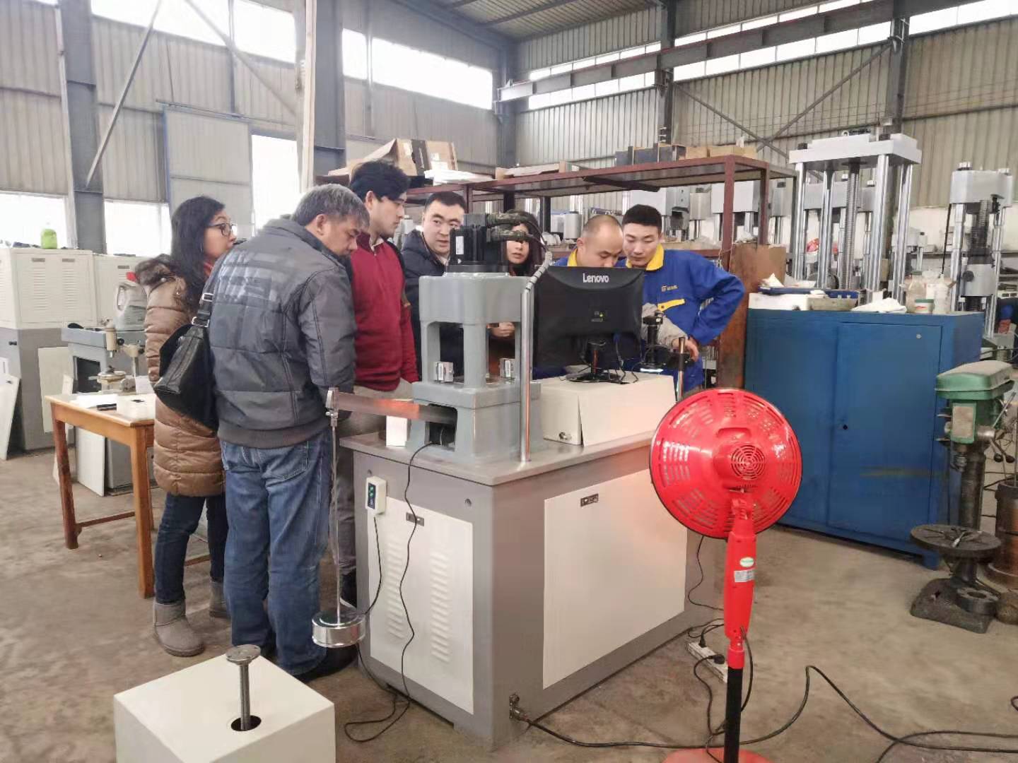 國外客戶到濟南丝瓜视频看污片工廠參觀考察