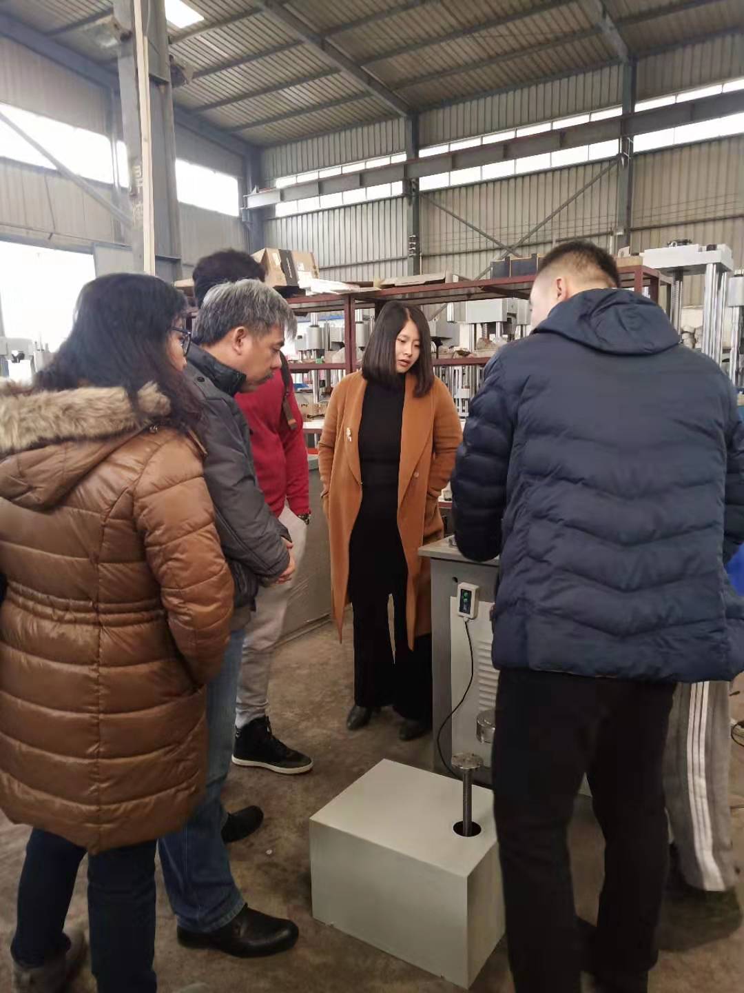 國外客戶到濟南丝瓜视频看污片工廠參觀考察